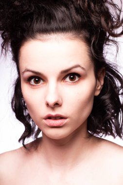 Güzel kıvırcık kız yakın plan portresi