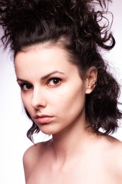 Güzel kıvırcık kız yakın plan portresi