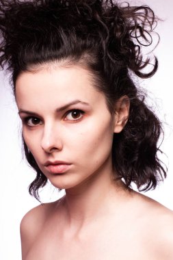 Güzel kıvırcık kız yakın plan portresi