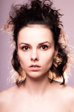 Güzel kıvırcık kız yakın plan portresi