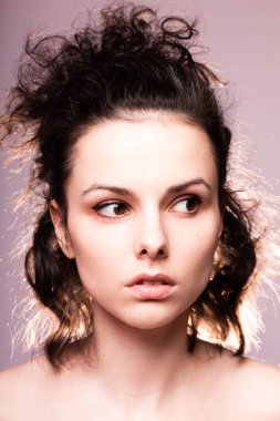 Güzel kıvırcık kız yakın plan portresi