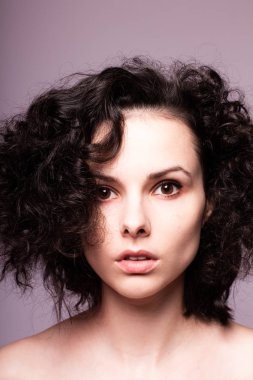 Güzel kıvırcık kız yakın plan portresi