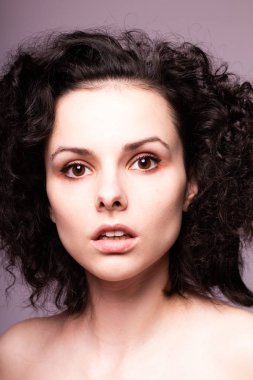 Güzel kıvırcık kız yakın plan portresi
