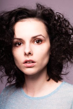 Güzel kıvırcık kız yakın plan portresi