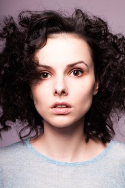 Güzel kıvırcık kız yakın plan portresi