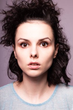 Güzel kıvırcık kız yakın plan portresi