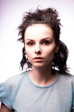 Güzel kıvırcık kız yakın plan portresi