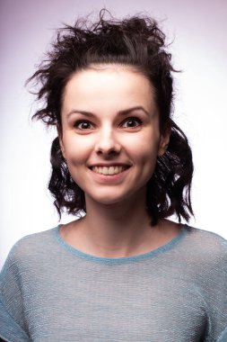 Güzel kıvırcık kız yakın plan portresi