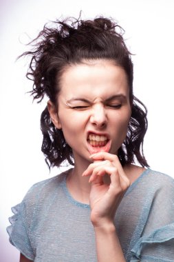 Güzel kıvırcık kız yakın plan portresi