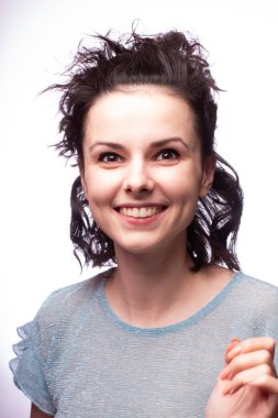 Güzel kıvırcık kız yakın plan portresi