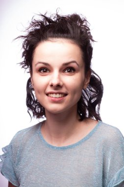 Güzel kıvırcık kız yakın plan portresi