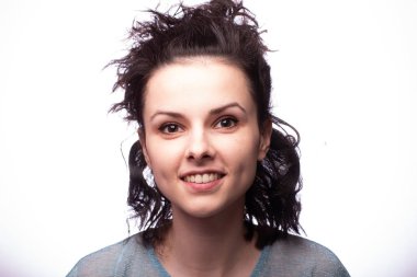 Güzel kıvırcık kız yakın plan portresi