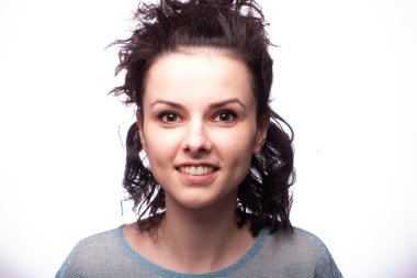 Güzel kıvırcık kız yakın plan portresi