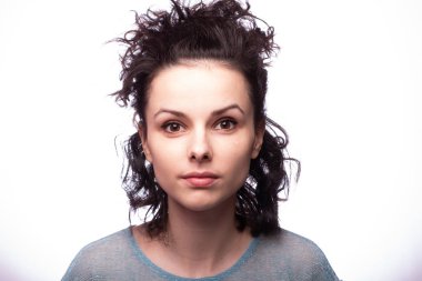 Güzel kıvırcık kız yakın plan portresi