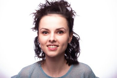 Güzel kıvırcık kız yakın plan portresi