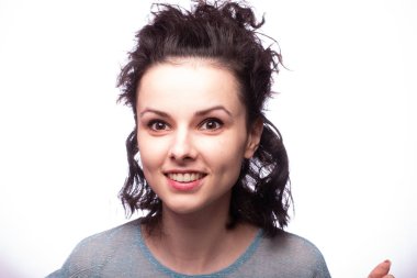 Güzel kıvırcık kız yakın plan portresi