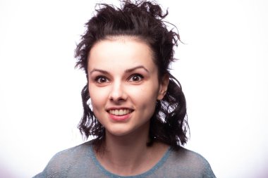 Güzel kıvırcık kız yakın plan portresi