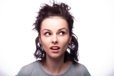 Güzel kıvırcık kız yakın plan portresi