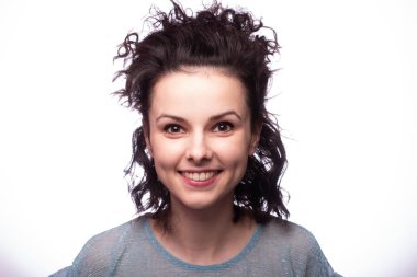 Güzel kıvırcık kız yakın plan portresi