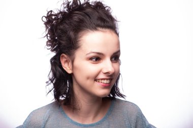 Güzel kıvırcık kız yakın plan portresi