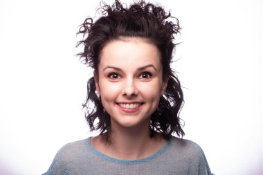 Güzel kıvırcık kız yakın plan portresi