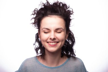 Güzel kıvırcık kız yakın plan portresi