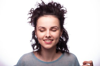 Güzel kıvırcık kız yakın plan portresi