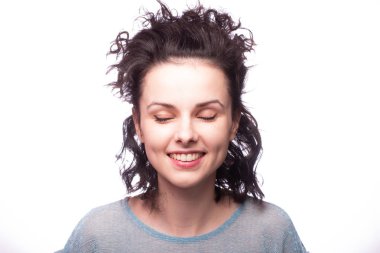 Güzel kıvırcık kız yakın plan portresi