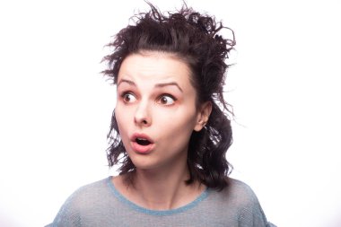 Güzel kıvırcık kız yakın plan portresi