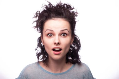 Güzel kıvırcık kız yakın plan portresi