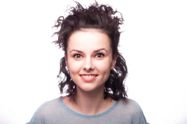 Güzel kıvırcık kız yakın plan portresi