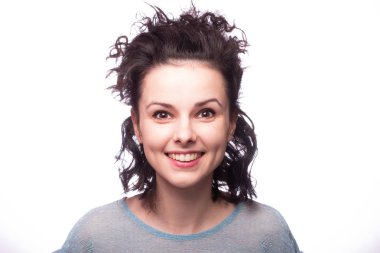 Güzel kıvırcık kız yakın plan portresi