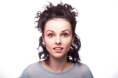 Güzel kıvırcık kız yakın plan portresi