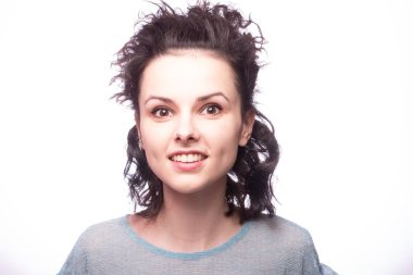 Güzel kıvırcık kız yakın plan portresi