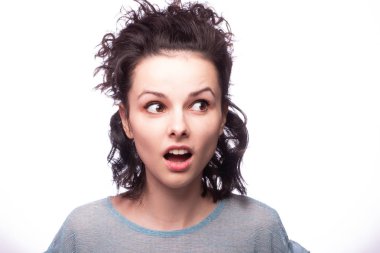 Güzel kıvırcık kız yakın plan portresi