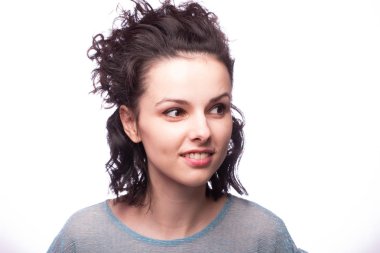 Güzel kıvırcık kız yakın plan portresi