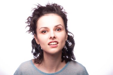 Güzel kıvırcık kız yakın plan portresi