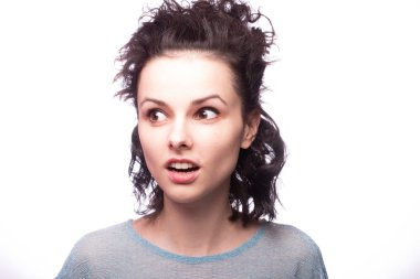 Güzel kıvırcık kız yakın plan portresi