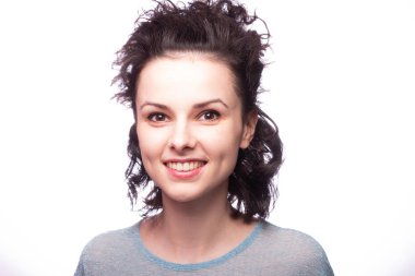 Güzel kıvırcık kız yakın plan portresi