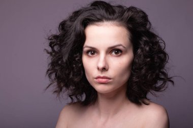 Güzel kıvırcık kız yakın plan portresi