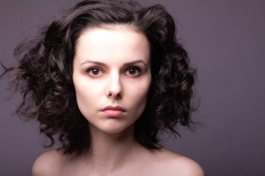 Güzel kıvırcık kız yakın plan portresi