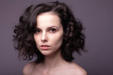 Güzel kıvırcık kız yakın plan portresi