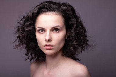 Güzel kıvırcık kız yakın plan portresi