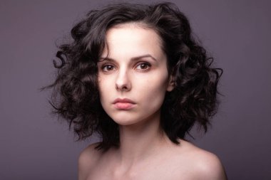 Güzel kıvırcık kız yakın plan portresi