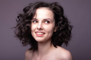 Güzel kıvırcık kız yakın plan portresi