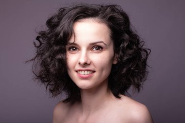 Güzel kıvırcık kız yakın plan portresi