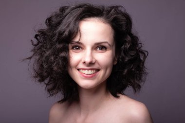 Güzel kıvırcık kız yakın plan portresi