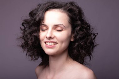 Güzel kıvırcık kız yakın plan portresi