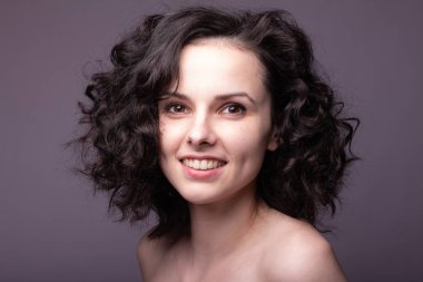 Güzel kıvırcık kız yakın plan portresi