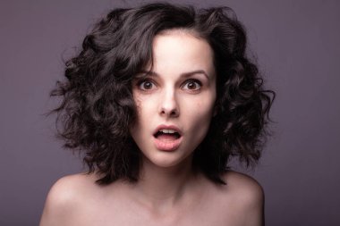 Güzel kıvırcık kız yakın plan portresi